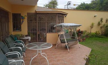 VENDO HERMOSA CASA CON JARDINES Y PISCINA EN SAN ISIDRO Y CERCA A LA AV. JAVIER PRADO