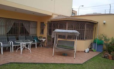 VENDO HERMOSA CASA CON JARDINES Y PISCINA EN SAN ISIDRO Y CERCA A LA AV. JAVIER PRADO