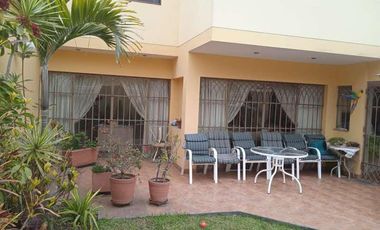 VENDO HERMOSA CASA CON JARDINES Y PISCINA EN SAN ISIDRO Y CERCA A LA AV. JAVIER PRADO