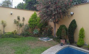 VENDO HERMOSA CASA CON JARDINES Y PISCINA EN SAN ISIDRO Y CERCA A LA AV. JAVIER PRADO