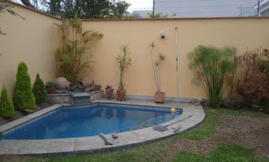 VENDO HERMOSA CASA CON JARDINES Y PISCINA EN SAN ISIDRO Y CERCA A LA AV. JAVIER PRADO