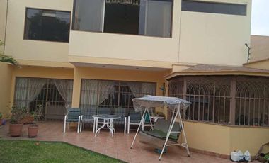 VENDO HERMOSA CASA CON JARDINES Y PISCINA EN SAN ISIDRO Y CERCA A LA AV. JAVIER PRADO