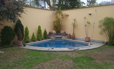 VENDO HERMOSA CASA CON JARDINES Y PISCINA EN SAN ISIDRO Y CERCA A LA AV. JAVIER PRADO