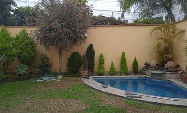 VENDO HERMOSA CASA CON JARDINES Y PISCINA EN SAN ISIDRO Y CERCA A LA AV. JAVIER PRADO