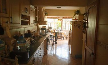 VENDO HERMOSA CASA CON JARDINES Y PISCINA EN SAN ISIDRO Y CERCA A LA AV. JAVIER PRADO