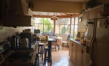 VENDO HERMOSA CASA CON JARDINES Y PISCINA EN SAN ISIDRO Y CERCA A LA AV. JAVIER PRADO