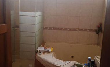 VENDO HERMOSA CASA CON JARDINES Y PISCINA EN SAN ISIDRO Y CERCA A LA AV. JAVIER PRADO