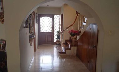 VENDO HERMOSA CASA CON JARDINES Y PISCINA EN SAN ISIDRO Y CERCA A LA AV. JAVIER PRADO