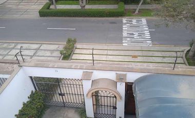VENDO HERMOSA CASA CON JARDINES Y PISCINA EN SAN ISIDRO Y CERCA A LA AV. JAVIER PRADO
