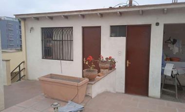 VENDO HERMOSA CASA CON JARDINES Y PISCINA EN SAN ISIDRO Y CERCA A LA AV. JAVIER PRADO