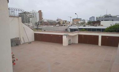VENDO HERMOSA CASA CON JARDINES Y PISCINA EN SAN ISIDRO Y CERCA A LA AV. JAVIER PRADO