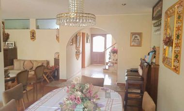 VENDO HERMOSA CASA CON JARDINES Y PISCINA EN SAN ISIDRO Y CERCA A LA AV. JAVIER PRADO