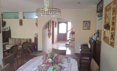 VENDO HERMOSA CASA CON JARDINES Y PISCINA EN SAN ISIDRO Y CERCA A LA AV. JAVIER PRADO