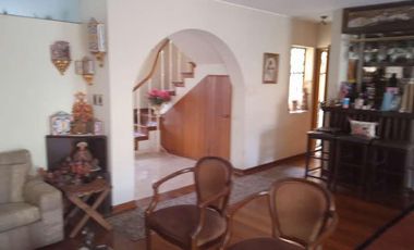 VENDO HERMOSA CASA CON JARDINES Y PISCINA EN SAN ISIDRO Y CERCA A LA AV. JAVIER PRADO