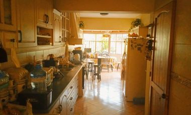 VENDO HERMOSA CASA CON JARDINES Y PISCINA EN SAN ISIDRO Y CERCA A LA AV. JAVIER PRADO