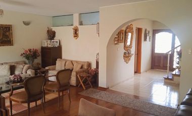 VENDO HERMOSA CASA CON JARDINES Y PISCINA EN SAN ISIDRO Y CERCA A LA AV. JAVIER PRADO