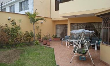 VENDO HERMOSA CASA CON JARDINES Y PISCINA EN SAN ISIDRO Y CERCA A LA AV. JAVIER PRADO