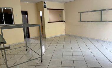 OPORTUNIDAD, en PIFO vendo Propiedad con 3 locales en varios ambientes, estacionamientos