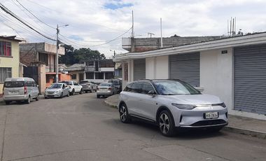 OPORTUNIDAD, en PIFO vendo Propiedad con 3 locales en varios ambientes, estacionamientos