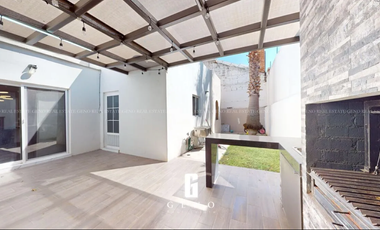 CASA EN VENTA EN QUINTAS DEL SOL REMODELADA Y CON VESTIDOR AMPLIO