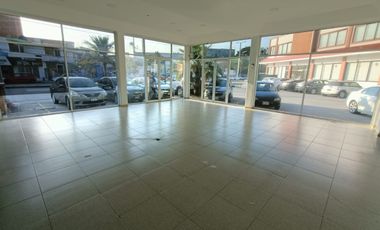 Local de 136 m² en plaza comercial sobre Av. Urano y cerca de Juan Pablo II. Ideal para punto de venta