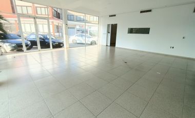 Local de 136 m² en plaza comercial sobre Av. Urano y cerca de Juan Pablo II. Ideal para punto de venta