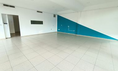 Local de 136 m² en plaza comercial sobre Av. Urano y cerca de Juan Pablo II. Ideal para punto de venta