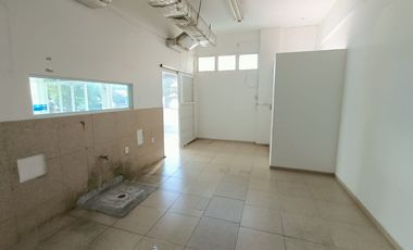 Local de 136 m² en plaza comercial sobre Av. Urano y cerca de Juan Pablo II. Ideal para punto de venta