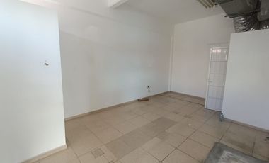 Local de 136 m² en plaza comercial sobre Av. Urano y cerca de Juan Pablo II. Ideal para punto de venta
