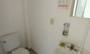 Local de 136 m² en plaza comercial sobre Av. Urano y cerca de Juan Pablo II. Ideal para punto de venta