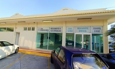 Local de 136 m² en plaza comercial sobre Av. Urano y cerca de Juan Pablo II. Ideal para punto de venta