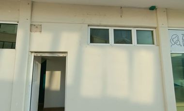 Local de 136 m² en plaza comercial sobre Av. Urano y cerca de Juan Pablo II. Ideal para punto de venta
