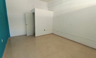 Local de 136 m² en plaza comercial sobre Av. Urano y cerca de Juan Pablo II. Ideal para punto de venta