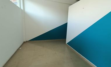 Local de 136 m² en plaza comercial sobre Av. Urano y cerca de Juan Pablo II. Ideal para punto de venta