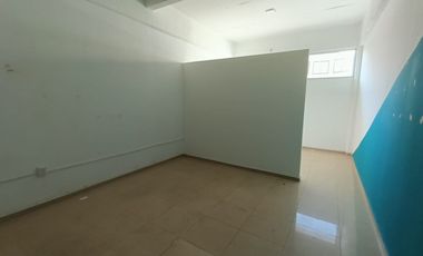 Local de 136 m² en plaza comercial sobre Av. Urano y cerca de Juan Pablo II. Ideal para punto de venta