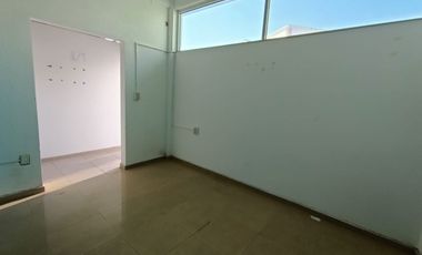 Local de 136 m² en plaza comercial sobre Av. Urano y cerca de Juan Pablo II. Ideal para punto de venta