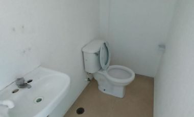 Local de 136 m² en plaza comercial sobre Av. Urano y cerca de Juan Pablo II. Ideal para punto de venta