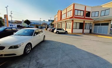 Local de 136 m² en plaza comercial sobre Av. Urano y cerca de Juan Pablo II. Ideal para punto de venta