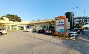 Local de 136 m² en plaza comercial sobre Av. Urano y cerca de Juan Pablo II. Ideal para punto de venta