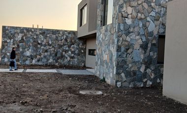 ESPECTACULAR CASA NUEVA EN CONDOMINIO