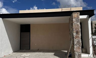 Casa en Venta en Mérida Temozón de una Planta con 2 recamaras, alberca privada