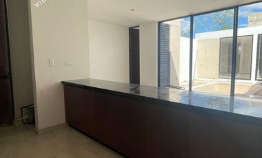 Casa en Venta en Mérida Temozón de una Planta con 2 recamaras, alberca privada