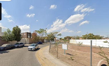 Casa en fraccionamiento ubicada en colonia Jardines de Sta. Margarita, con 3 Habitaciones y 110m2, entre Av. Acueducto y Av. Sta. Margarita.