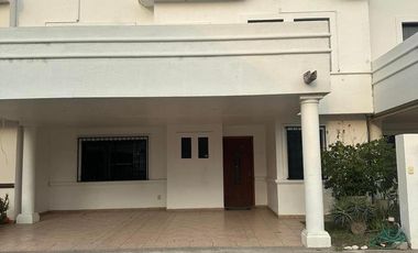 RENTA DE CASA AMUEBLADA EN FRACC. QUINTA LAS VILLAS, IRAPUATO, GTO. AMPLIA. JUNTO A PLAZA CIBELES.
