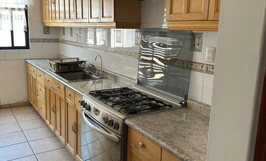 RENTA DE CASA AMUEBLADA EN FRACC. QUINTA LAS VILLAS, IRAPUATO, GTO. AMPLIA. JUNTO A PLAZA CIBELES.