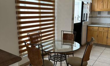RENTA DE CASA AMUEBLADA EN FRACC. QUINTA LAS VILLAS, IRAPUATO, GTO. AMPLIA. JUNTO A PLAZA CIBELES.