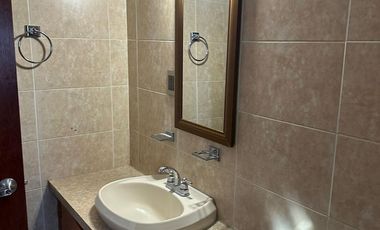RENTA DE CASA AMUEBLADA EN FRACC. QUINTA LAS VILLAS, IRAPUATO, GTO. AMPLIA. JUNTO A PLAZA CIBELES.