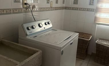 RENTA DE CASA AMUEBLADA EN FRACC. QUINTA LAS VILLAS, IRAPUATO, GTO. AMPLIA. JUNTO A PLAZA CIBELES.