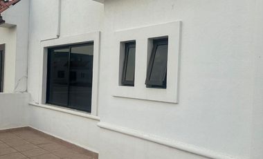 RENTA DE CASA AMUEBLADA EN FRACC. QUINTA LAS VILLAS, IRAPUATO, GTO. AMPLIA. JUNTO A PLAZA CIBELES.
