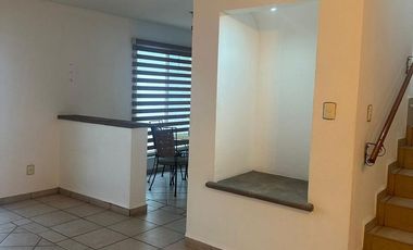 RENTA DE CASA AMUEBLADA EN FRACC. QUINTA LAS VILLAS, IRAPUATO, GTO. AMPLIA. JUNTO A PLAZA CIBELES.